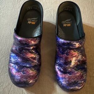 Dansko XP 2.0 Black Clogs